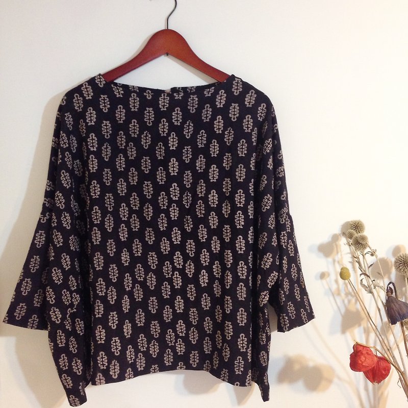 AHISTA AHISTA_ woodcut printing and dyeing :: plant dyeing handmade blouse [autumn] - เสื้อผู้หญิง - วัสดุอื่นๆ สีดำ