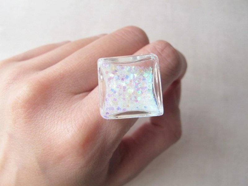 Rosy Garden 幻彩白色亮片水流動菱形雪花玻璃戒指 - 戒指 - 玻璃 白色
