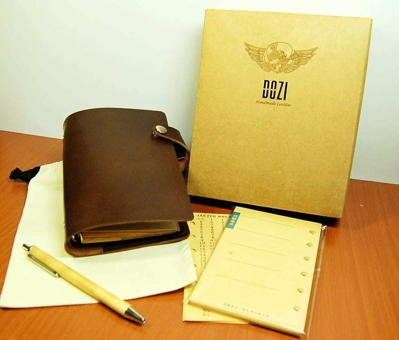 【DOZI皮革手作】【訂作專屬情人禮】A7六孔記事本，含客製化六孔活頁紙設計，三個卡插空間，附筆，樣圖為焦茶色 - 筆記本/手帳 - 真皮 多色