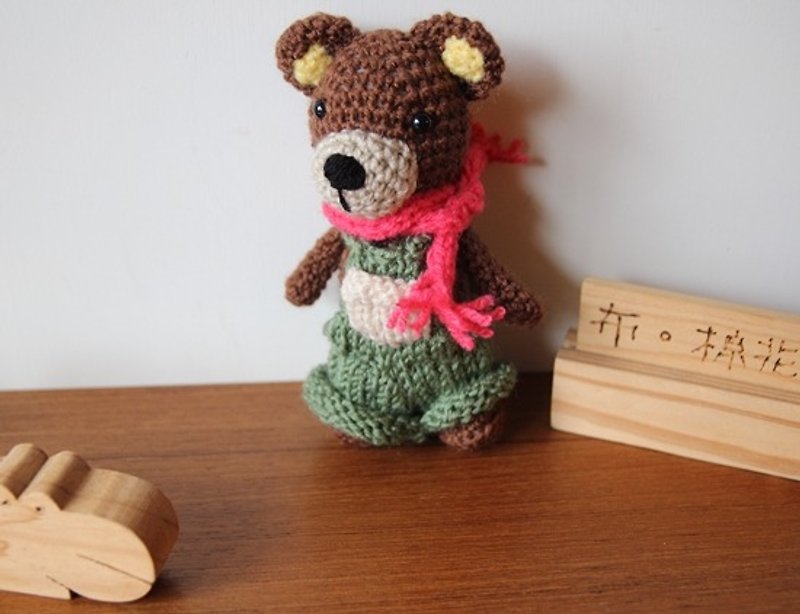 あみぐるみかぎ針編みの人形：リトルクマ、ヒグマ、編み緑よだれかけ短いです - 人形・フィギュア - その他の素材 ブラウン