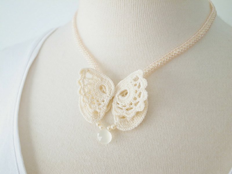 手工蕾絲飾品(愛爾蘭蕾絲項鍊，蝴蝶II-a) - Necklaces - Other Materials White