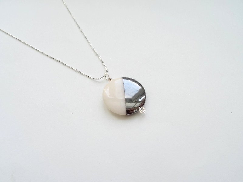 Hematite & White Stone Disc Bead Pendant Sterling Silver Necklace (25 mm) - สร้อยคอยาว - เงินแท้ สีเทา