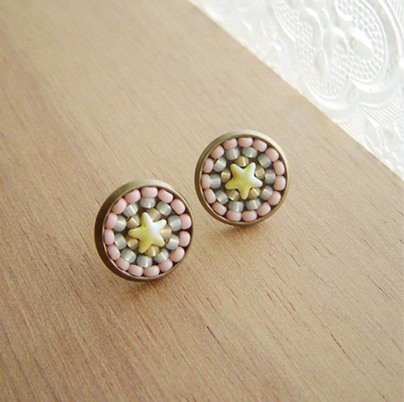 :: Small tiles :: small stars (powder + apple green + orange). Ear earrings round. Collage. Compared. Pretty. American - Earrings & Clip-ons - Other Metals Multicolor
