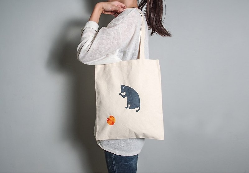 Hand-painted hand-printed fabric bag [Cat playing with a ball] Single-sided pattern portable/shoulder - กระเป๋าแมสเซนเจอร์ - ผ้าฝ้าย/ผ้าลินิน หลากหลายสี