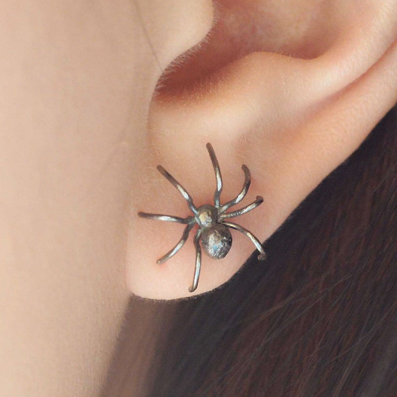 [Yancheng Gold Workshop] A small black spider Blake made of 925 silver - Earrings & Clip-ons - Other Metals Black