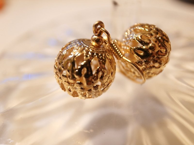 Bollywood empty burial ball earrings - ต่างหู - วัสดุอื่นๆ สีทอง