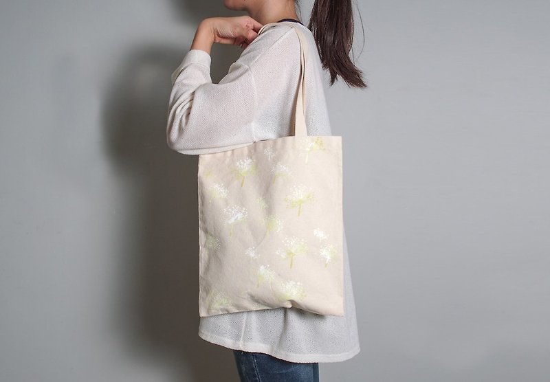 Hand-painted Handprint Embryo Cloth Bag [Dandelion] Single-sided/Double-sided portable/shoulder - กระเป๋าแมสเซนเจอร์ - วัสดุอื่นๆ สีเขียว