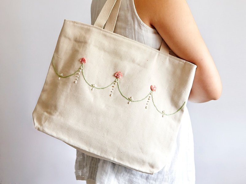 Handmade Ribbon Embroidery Flower Pattern Shoulder Bag - กระเป๋าแมสเซนเจอร์ - วัสดุอื่นๆ ขาว