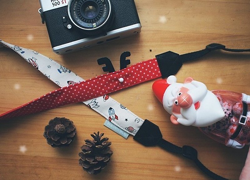 hairmo。聖誕麋鹿單孔相機手腕帶+皮片組(小孔) - ที่ใส่บัตรคล้องคอ - วัสดุอื่นๆ สีแดง