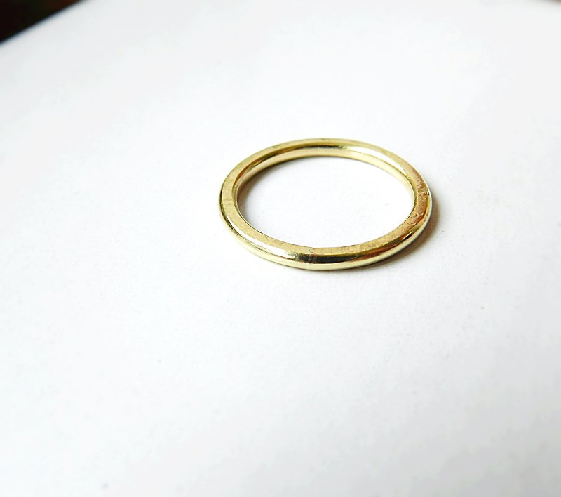 // 手工銅戒 //  黃銅鍛敲質感 1.7mm - 戒指 - 其他金屬 金色