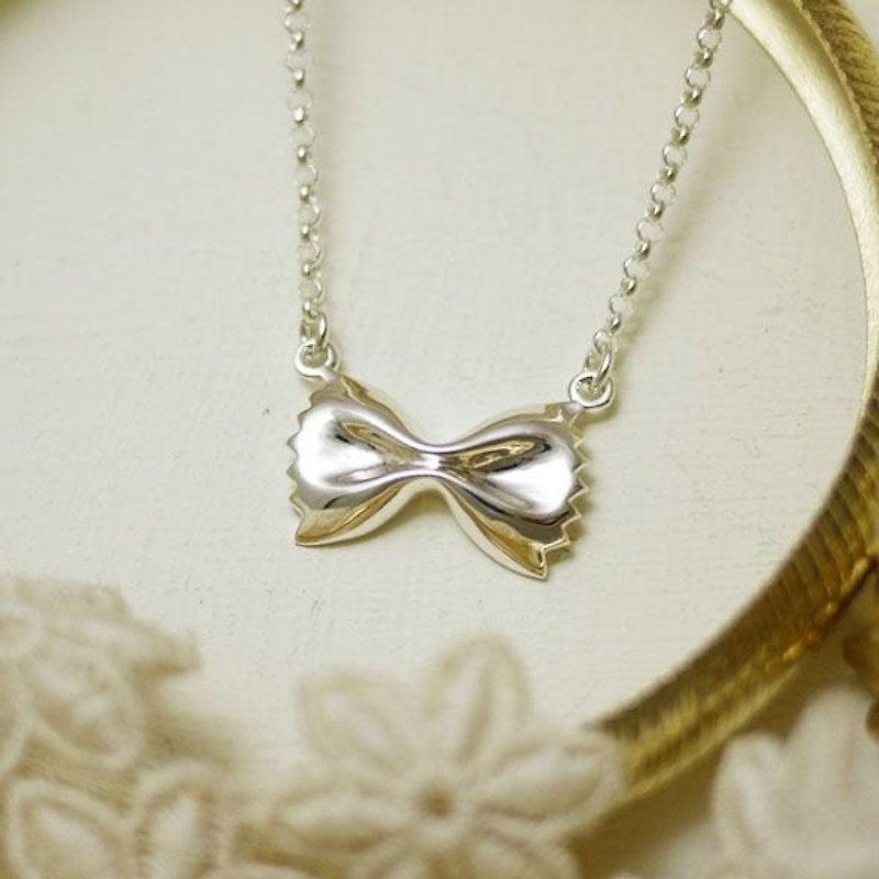 GT Butterfly Silver Necklace - สร้อยคอ - โลหะ สีเทา