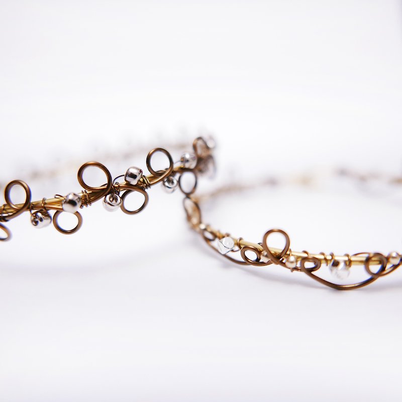 Handmade Copper Wire and Beads Bangle/Bracelet - สร้อยข้อมือ - โลหะ สีนำ้ตาล
