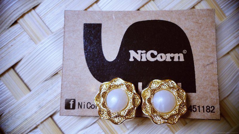 NiCorn hand made - hair happiness - gentle iron White Rose retro earrings (ear clip-on) - ต่างหู - วัสดุอื่นๆ ขาว