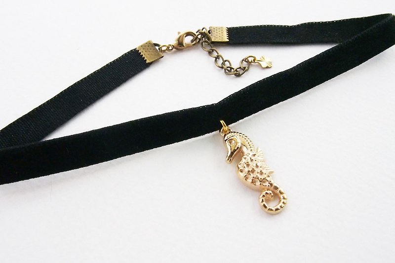ฺBlack velvet choker/necklace with seahorse charm - สร้อยคอ - วัสดุอื่นๆ สีดำ