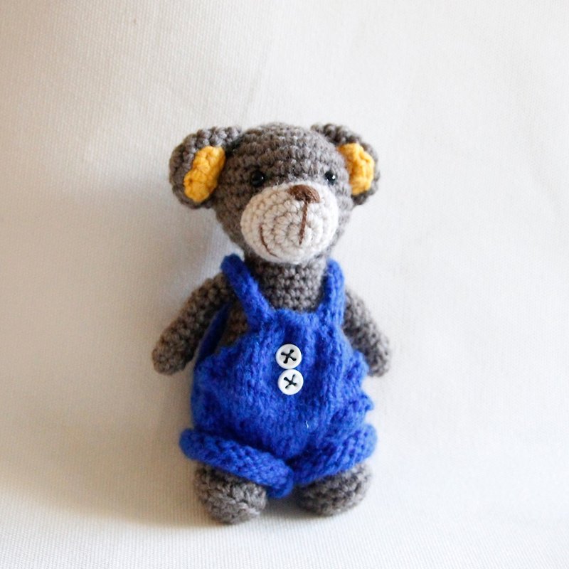 Amigurumi crochet doll: Little bear, Gray bear, knitting blue bib short - ของเล่นเด็ก - วัสดุอื่นๆ สีน้ำเงิน