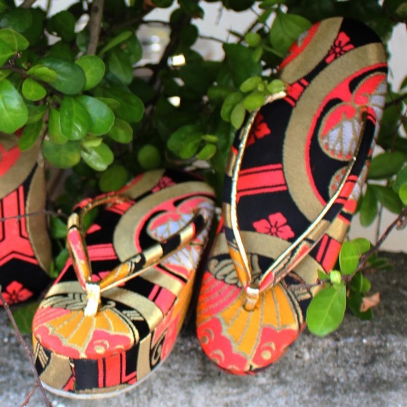 (Vintage) black and orange butterfly pattern exquisite embroidery and gold Japanese kimono platform shoes - รองเท้าลำลองผู้หญิง - วัสดุอื่นๆ สีดำ