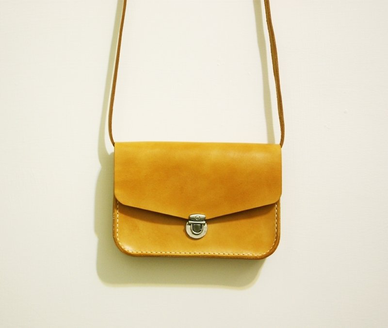 Carry a small bag - กระเป๋าแมสเซนเจอร์ - หนังแท้ สีเหลือง