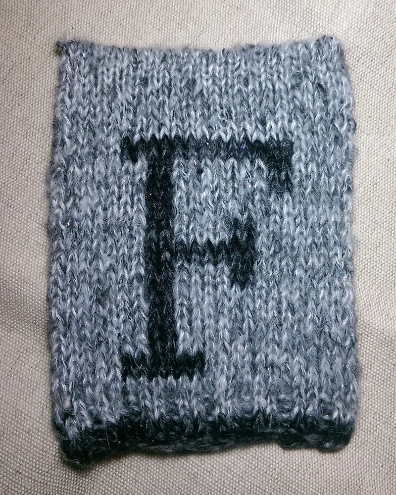 Lan woolen thread 26-letter four-corner flag-dark gray on gray with F - ของวางตกแต่ง - วัสดุอื่นๆ สีเทา
