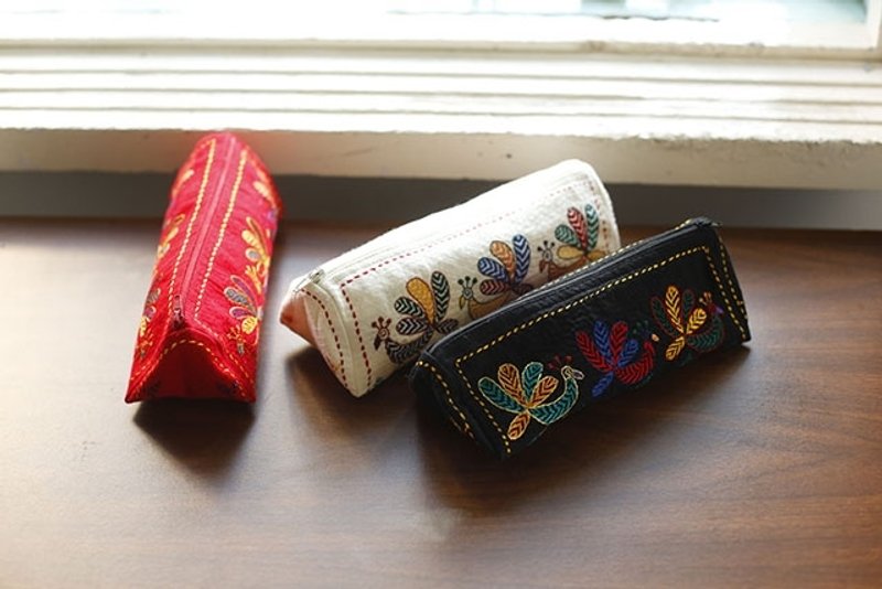 Earth tree fair trade- "small things bag Series" - hand-embroidered peacock triangle Pencil (only red) - กล่องดินสอ/ถุงดินสอ - วัสดุอื่นๆ 