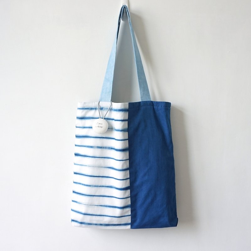S.A x Navy Blue, Indigo dyed Handmade Streps Pattern Tote Bag - กระเป๋าแมสเซนเจอร์ - ผ้าฝ้าย/ผ้าลินิน สีน้ำเงิน
