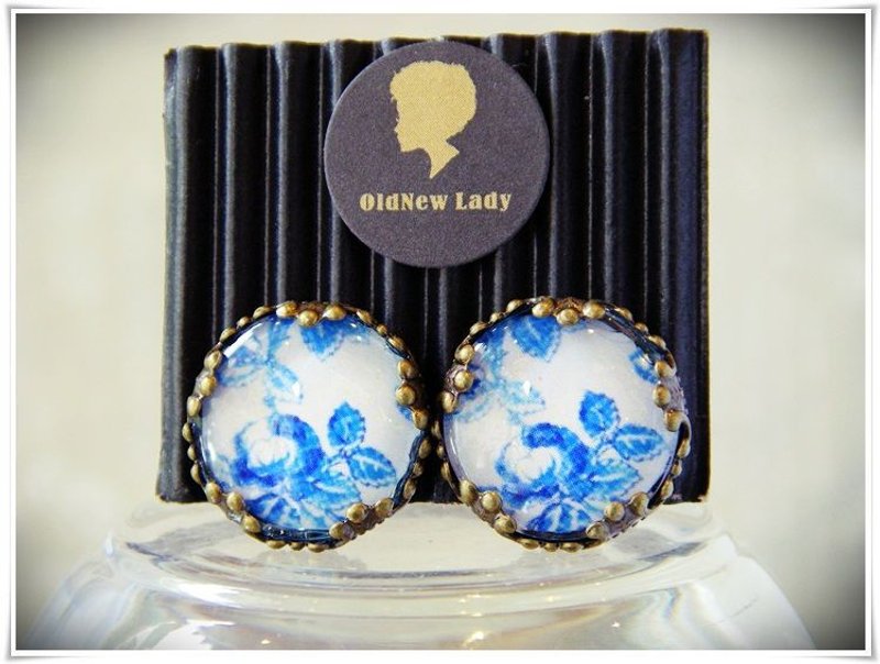 OldNew Lady-古銅色1.5cm圓形耳夾。復古印花布【白底中國藍碎花】新款! - 耳環/耳夾/耳骨夾 - 其他金屬 藍色