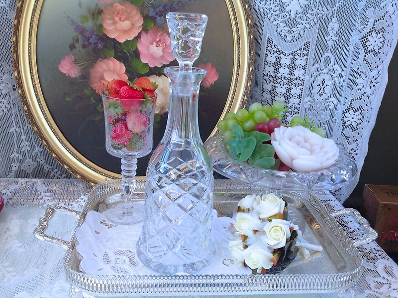 Anne ♥ ~ ~ ♥ vintage antique antiquities crazy retro Curie Shoppes French antique handmade crystal bottle carved wake, water bottles, vases, juice bottles Christmas gift - new stock - ตกแต่งต้นไม้ - วัสดุอื่นๆ ขาว