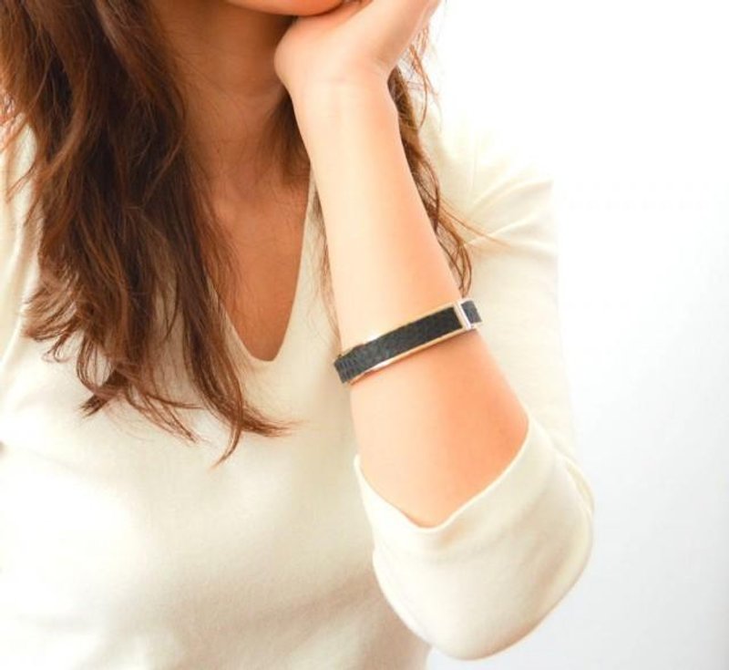 Leather Bangle (Black × Gold) - สร้อยข้อมือ - โลหะ สีดำ