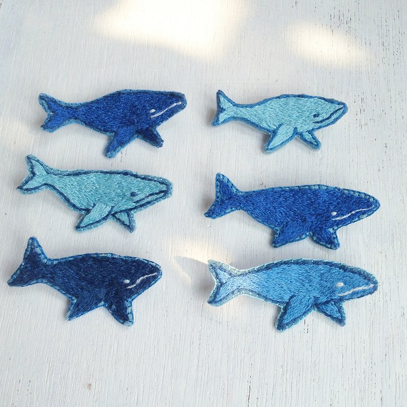 Whale embroidery brooch badge - เข็มกลัด - งานปัก สีน้ำเงิน
