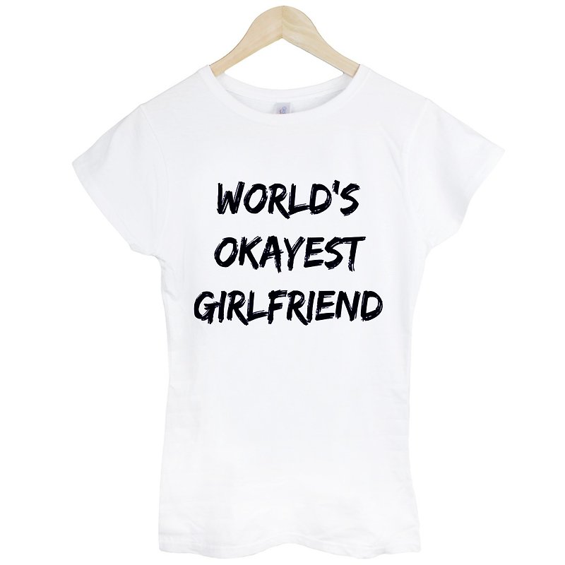 World's Okyest Girlfriend 半袖 Tシャツ-2色 世界で最もOkayest Girlfriend Wen Qing アートデザイン トレンディなテキストファッション - Tシャツ - その他の素材 多色