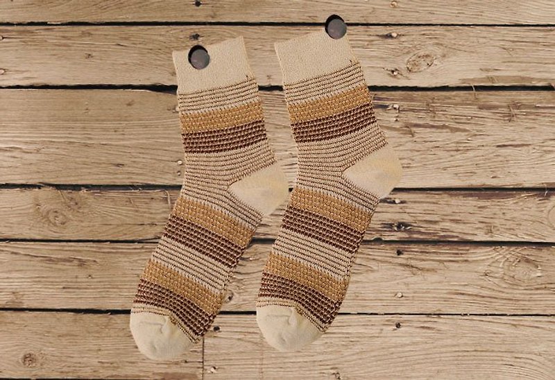 Lin Guoliang Granular Color Jacquard Socks Camel Brown - ถุงเท้าข้อกลาง - ผ้าฝ้าย/ผ้าลินิน สีกากี