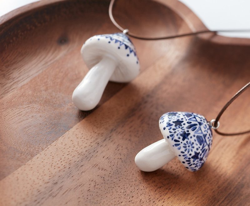 Flower Straw Mushroom-Handmade White Porcelain Necklace - สร้อยติดคอ - เครื่องลายคราม สีน้ำเงิน