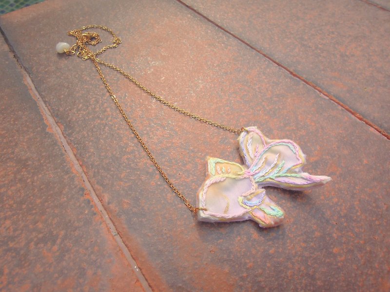 Hand-painted embroidery sulfur gold necklace goldfish dream - Necklaces - Thread Pink