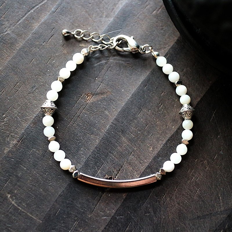 Muse natural wind series NO.210 white white shell silver bracelet square elbow - Bracelets - Gemstone White