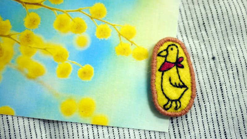 [Duck] embroidered red scarf / brooch pin - เข็มกลัด - งานปัก สีเหลือง
