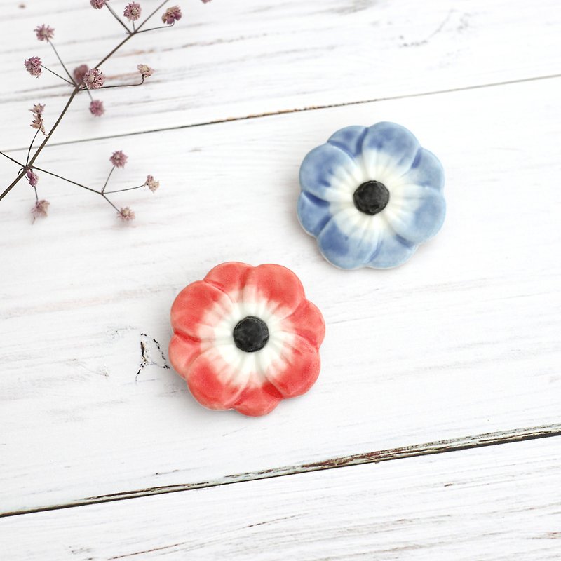 Anemone brooch - Brooches - Porcelain Red