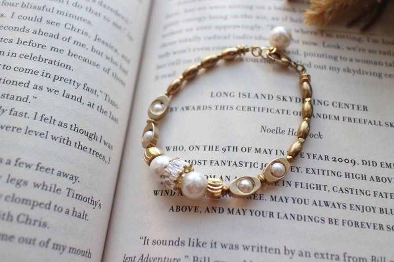 Snow white~ Shell /zircon/ brass handmade bracelet - สร้อยข้อมือ - โลหะ 