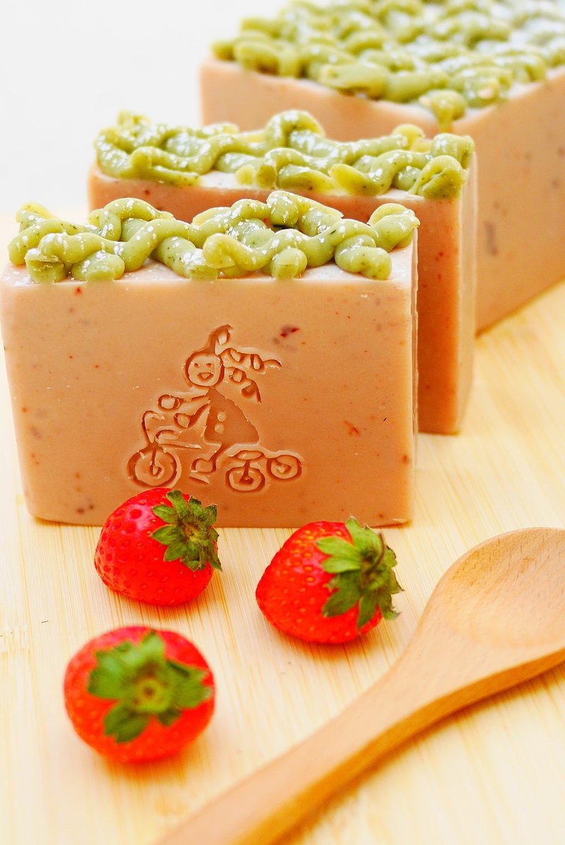 爆炸頭小孩-handmade soap 幸福草莓礦泥皂『皂。手工皂せっけん』石鹸 - 肥皂/手工皂 - 其他材質 紅色