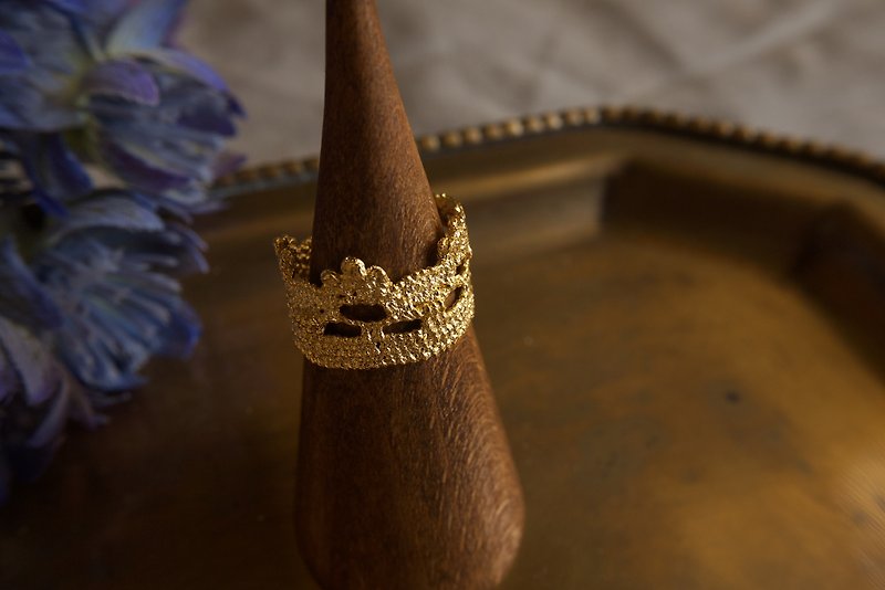 Gold Lace Ring - สร้อยข้อมือ - โลหะ สีทอง