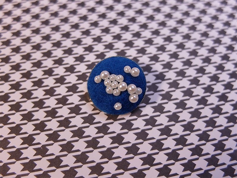 UNEウールの女性の真珠のブローチ - 青いガラス - ブローチ - ウール ブルー