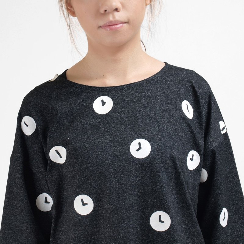 【HEYSUN】時間系列/絹印時間點點tshirt寬鬆上衣-深灰色 - 女上衣/長袖上衣 - 其他材質 黑色