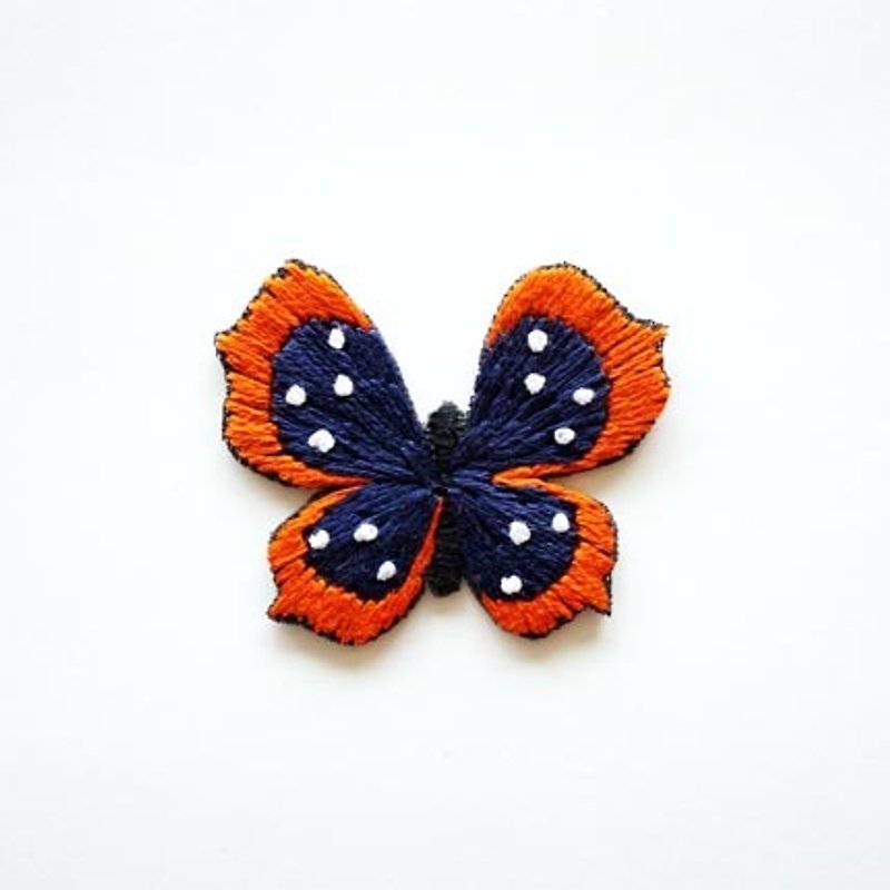 Purple spot butterfly butterfly hand embroidery brooch - เข็มกลัด - งานปัก สีม่วง