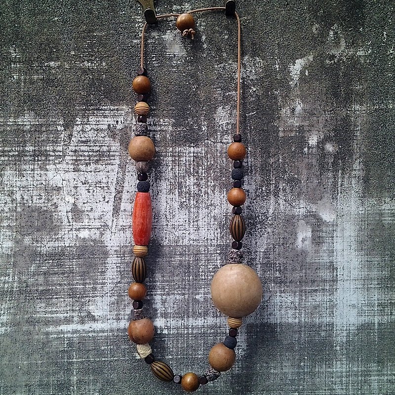 Muse natural orange retro national wind wooden beads Bead Necklace - สร้อยคอ - วัสดุอื่นๆ หลากหลายสี