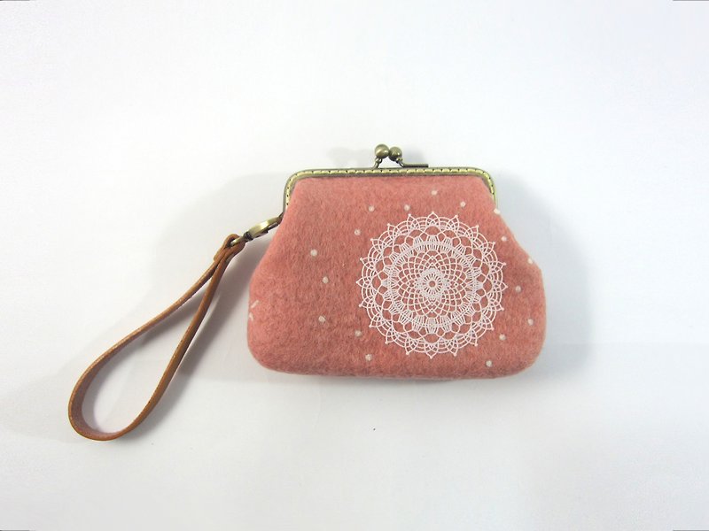 Wool felt lace mouth gold package │ coral pink No.8 Picks wool. Handmade. birthday present. Exquisite purse - Coin Purses - Wool Red