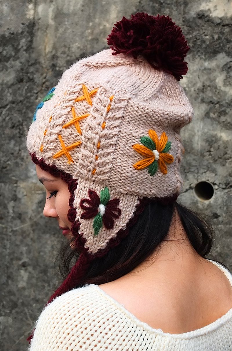 【樂拍子】純羊毛手編毛帽Hand-made in Nepal（遮耳_刺繡花朵_紫紅 / 底色:粉膚） - 帽子 - 其他材質 灰色