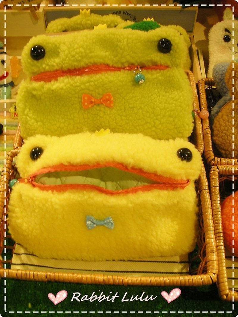 RABBIT LULU Frog cosmetic case. Pencil case. Gift creative market pure hand-sewn - กระเป๋าเครื่องสำอาง - วัสดุอื่นๆ สีเหลือง