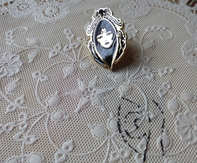 ミラー ミラー オン ザ フェイス ソフト エナメル ピン ラペル ハット