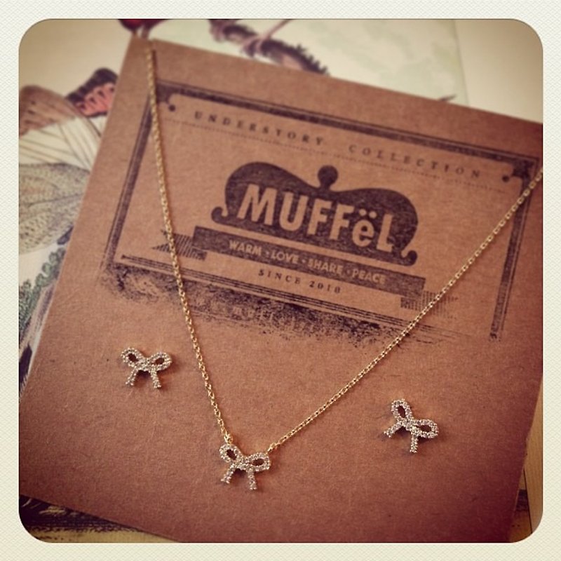 MUFFëL ◊簡約◊ 系列 - 絲帶蝴蝶 項鍊 耳環 套裝 - สร้อยคอ - โลหะ สีทอง