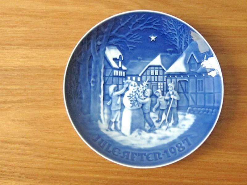 Royal Copenhagen Christmas 1987 commemorative plate - จานเล็ก - วัสดุอื่นๆ สีน้ำเงิน
