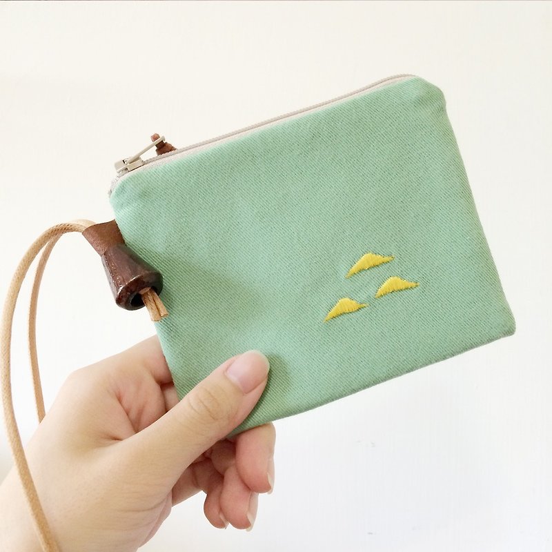 Small zipper bag with mountain embroidery - Mint Green - กระเป๋าใส่เหรียญ - งานปัก สีเขียว
