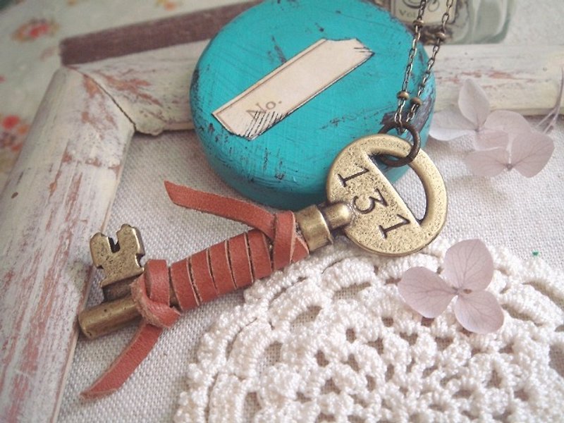 Garohands bronze leather wrapped handle key A374 long chain gift - Necklaces - Other Materials 